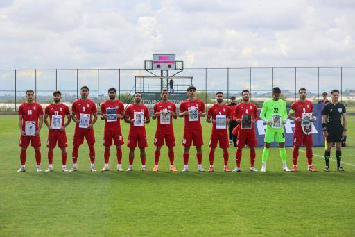 Jugadores de Irán homenajean a niños víctimas de la guerra