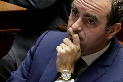 El primer ministro francés escapa por poco a la censura