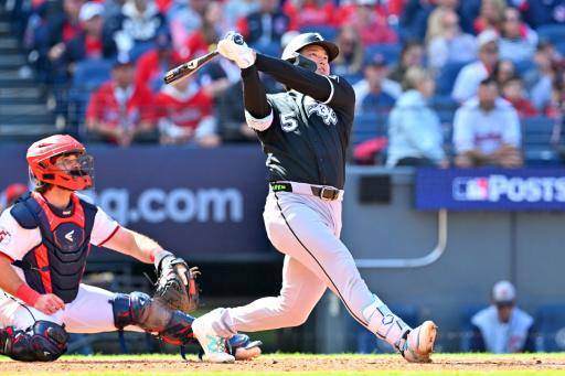 El novato japonés de los Medias Blancas de Chicago, Munetaka Murakami, batea un jonrón de dos carreras en la victoria por 3-0 sobre los Guardianes de Cleveland en el primer partido de su serie divisional de playoffs de las Grandes Ligas, el 3 de octubre de 2026