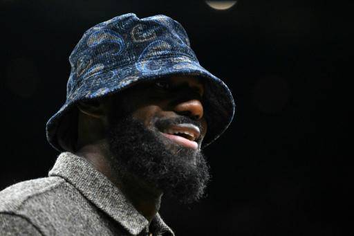 Lebron James sigue desde el banco el partido entre Los Angeles Lakers y los Boston Celtics el 5 de diciembre de 2025