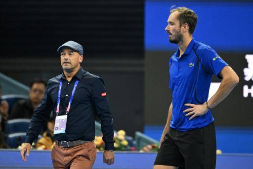 Medvedev es descalificado en Pekín por dar un pelotazo a un espectador y Djokovic pasa a la final