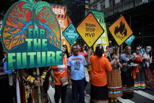 Miles de personas participan en una marcha para pedir el fin de los combustibles fósiles en víspera de la 78º Asamblea General de la ONU en Nueva York y de la Cumbre sobre Ambición Climática, el 17 de septiembre de 2023