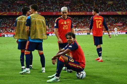 España sigue imparable después del Mundial, Inglaterra remonta el vuelo
