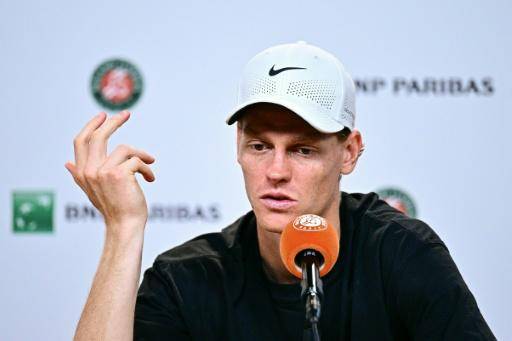 Nadie es un robot, se defiende Sinner tras caer en Roland Garros
