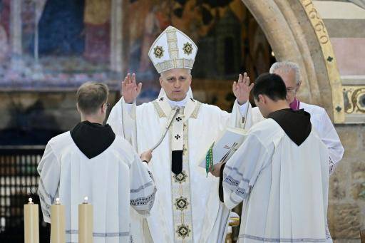 El papa se reúne con jóvenes europeos en su visita a Asís