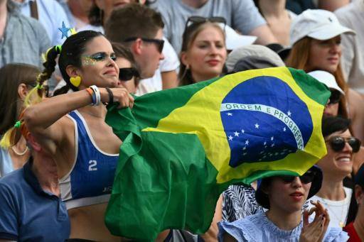 Brasileñas Ana Patricia y Duda en semis de un voley playa que se luce bajo la Torre Eiffel