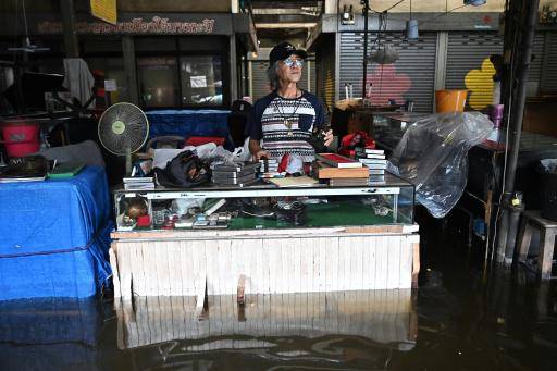 Bangkok se adapta a las inundaciones con mercados flotantes