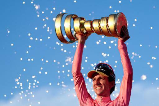 Simon Yates celebra su triunfo en el Giro de Italia 2025 en Roma