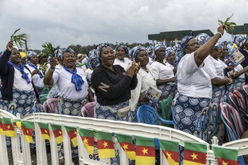 El papa se da un baño de masas en Camerún