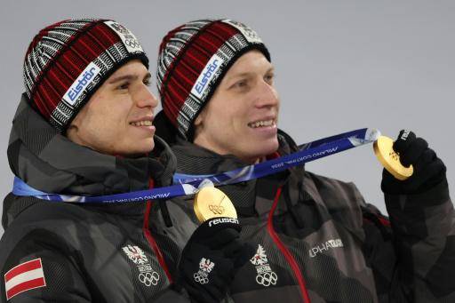 Los austríacos Stephan Embacher (izquierda) y Jan Hoerl (derecha) celebran sus títulos en la prueba de Súper Equipos masculinos de saltos de esquí. En Predazzo (norte de Italia), el 16 de febrero de 2026