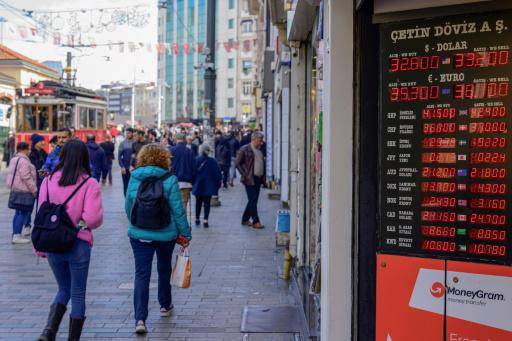 Tipos de cambio de la lira turca en pantallas de la avenida Istklal de Estambul, en Turquía, el 21 de marzo de 2024