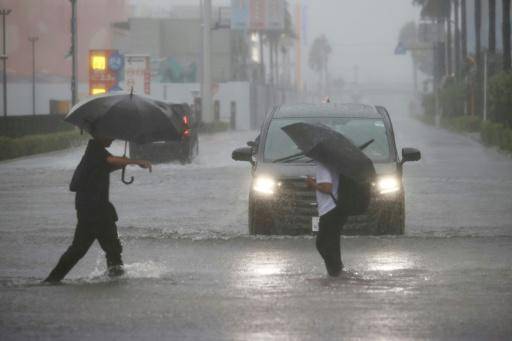 Cancelan vuelos y piden evacuar ante la llegada del tifón Dujuan a Japón