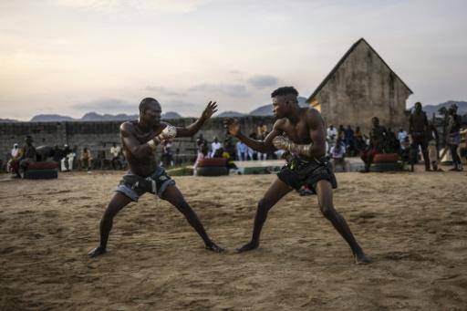 Luchadores de dambe nigerianos conquistan al público con amuletos y talismanes