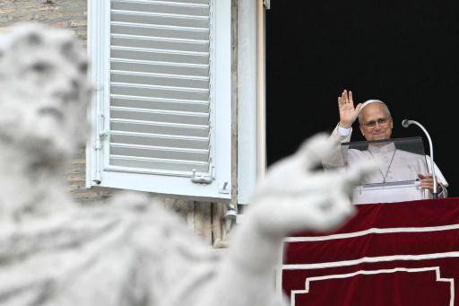 El papa saluda a la multitud en el Vaticano, por primera vez desde su operación de cáncer