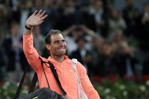 El tenista español Rafael Nadal saluda tras perder en octavos de final del Masters 1000 de Madrid contra el checo Jiri Lehecka el 30 de abril de 2024.