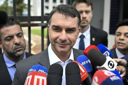 Diputados brasileños votan ley para reducir pena de Bolsonaro en sesión caótica