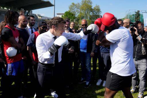 Macron con guantes de boxeo, un cliché que se instala entre los políticos
