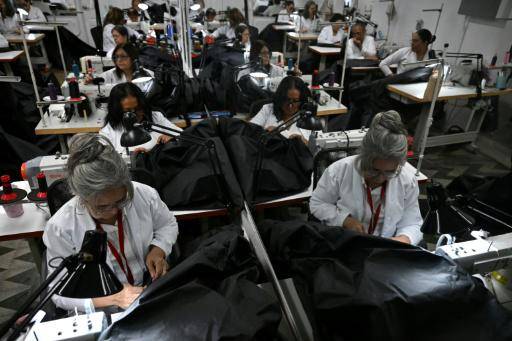 Un taller de moda pasa a confeccionar bolsas mortuorias tras los terremotos en Venezuela