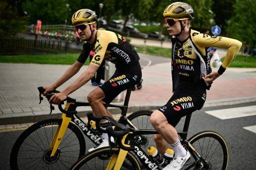 Los ciclistas belga Tiesj Benoot (izq.) y danés Jonas Vingegaard entrenan en la ciudad española de Bilbao el 29 de junio de 2023, dos días antes de la salida del Tour de Francia