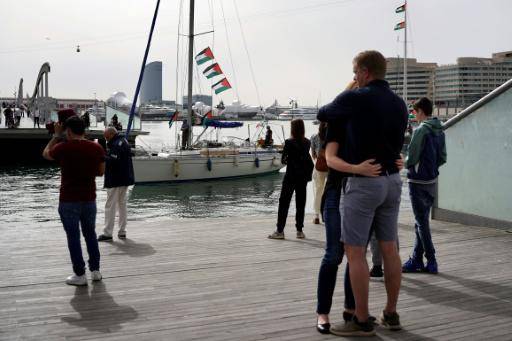 Varias personas siguen los últimos preparativos de la flotilla humanitaria que debía partir a la Franja de Gaza, el 11 de abril de 2026 en Barcelona