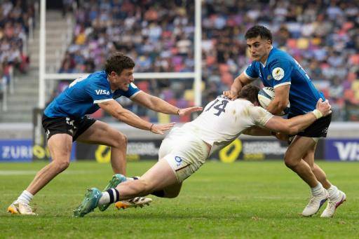 El argentino Tomás Albornoz (derecha) recibe un tackle por parte del inglés Tommy Freeman en partido disputado en Santiago del Estero, el 18 de julio de 2026