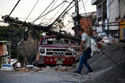 Socorristas trabajan sin descanso para hallar sobrevivientes del terremoto en Colombia