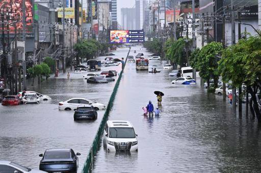 Miles de evacuados en Tailandia por las inundaciones tras las lluvias torrenciales en Bangkok