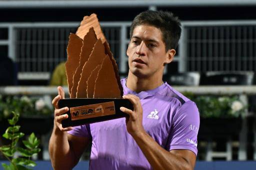 El tenista argentino Sebastián Báez levanta el trofeo de campeón del torneo de Santiago el 3 de marzo de 2024