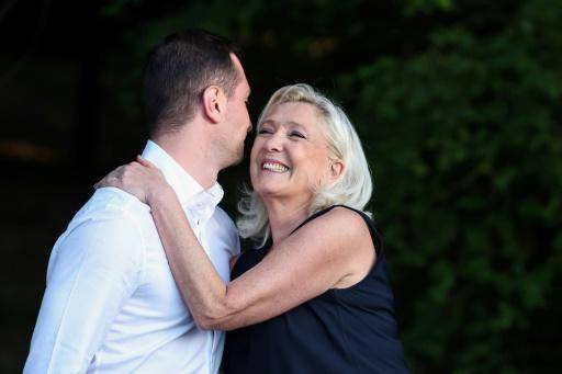 La ultraderechista Le Pen llega al tribunal para conocer su futuro judicial y político en Francia