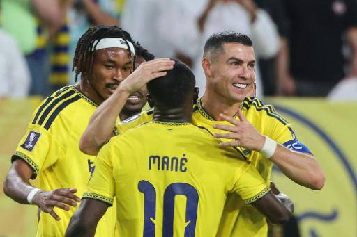 El atacante portugués del Al Nassr Cristiano Ronaldo (derecha) celebra junto a sus compañeros su gol anotado contra el club uzbeko Neftchi Fargana en Liga de Campeones asiática, el 12 de octubre de 2026 en Riad