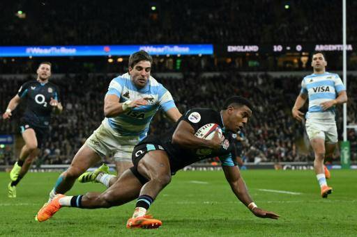 Immanuel Feyi-Waboso firma un try en la victoria de Inglaterra sobre Argentina en un test-match de rugby en Twickenham (cerca de Londres), el 23 de noviembre de 2025