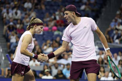 Los checos Mensik y Muchova ganan los dobles mixtos del Abierto de EEUU