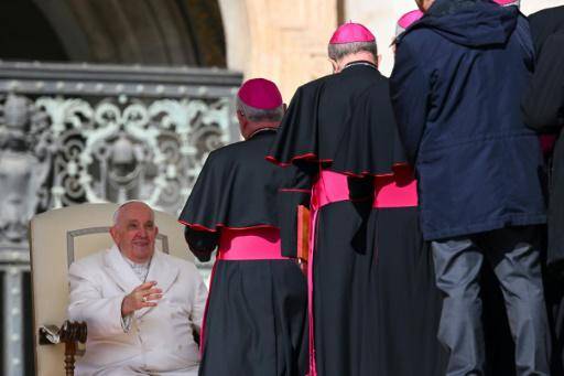 Unos obispos hacen fila para ver al papa Francisco durante su audiencia general semanal el 29 de marzo de 2023 en la Plaza de San Pedro de Ciudad del Vaticano