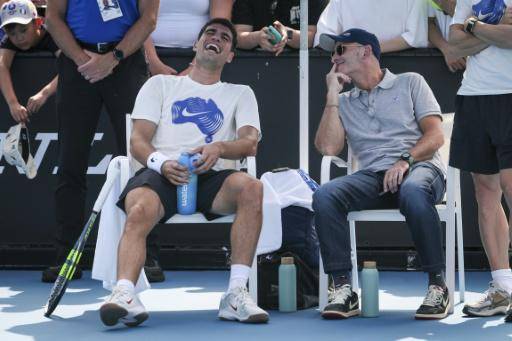 Alcaraz llega con hambre de título a romper su sequía en el Abierto de Australia