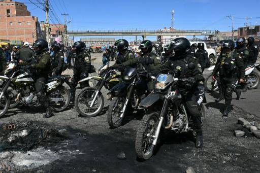 Bolivia declara el estado de excepción y comienza a levantar barricadas
