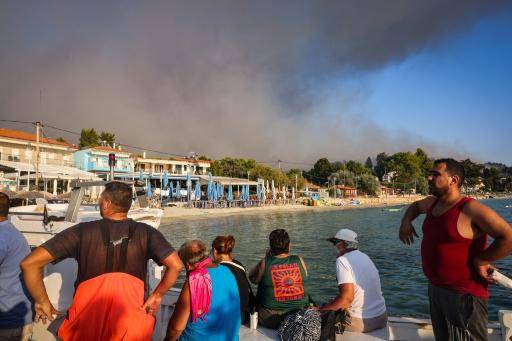 Un incendio forestal obliga a evacuar por mar a casi 500 turistas en Grecia