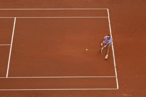 El tenista español Rafael Nadal juega contra el australiano Alex de Miñaur en el torneo Conde de Godó, en Barcelona, el 17 de abril de 2024