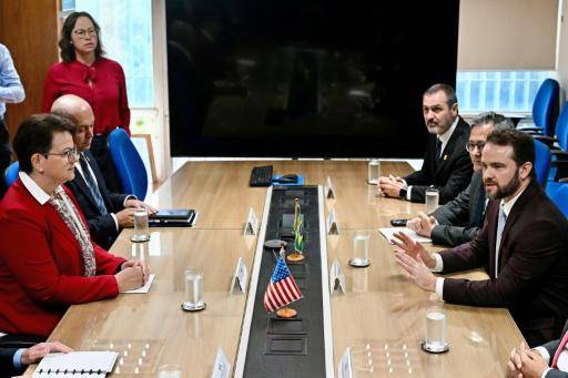 El ministro de Finanzas de Brasil, Dario Durigan (D), durante una reunión con la Encargada de Negocios de la embajada de Estados Unido, Kim Kelly (I), el 10 de abril de 2026 en Brasilia