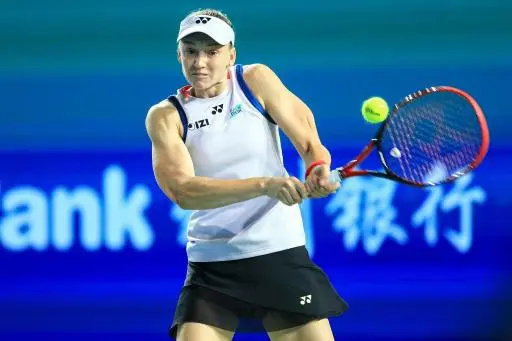 Rybakina cede un set pero avanza a semifinales en Ningbo