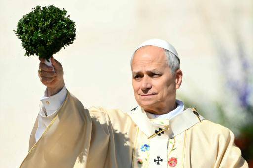 El papa pide elegir la paz en su primer mensaje de Pascua