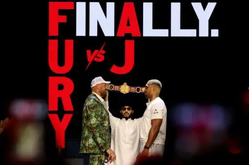 Los boxeadores británicos Tyson Fury y Anthony Joshua, que se enfrentarán el 11 de diciembre en Cardiff, en una rueda de prensa en Londres el 30 de septiembre de 2026
