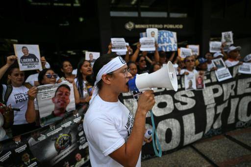 Activista Diego Casanova se manifiesta con un altavoz al lado de familiares de presos políticos, en Caracas el 28 de mayo de 2026.