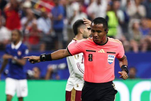 La FIFA defiende al árbitro salvadoreño Barton de las críticas francesas