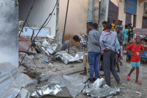 Residentes de Mogadiscio miran los daños causados por un ataque islamista al hotel Pearl Beach, el 10 de junio de 2023.