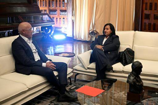 Gobierno interino de Venezuela y oposición se reúnen con el respaldo de EEUU
