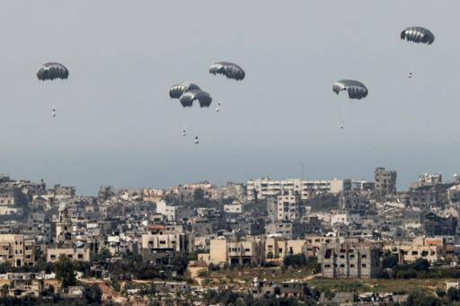Los lanzamientos de ayuda para Gaza con paracaídas, en la picota