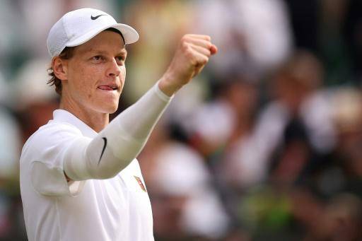 Sinner supera molestias en el codo y pasa a semifinales en Wimbledon