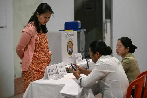Abren las urnas en elecciones organizadas por la junta militar en Birmania