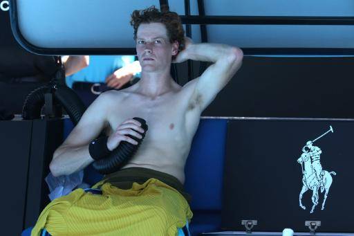 Jannik Sinner utiliza un dispositivo de enfriamiento entre juegos contra Eliot Spizzirri en el Abierto de Australia