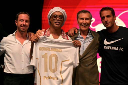 Ronaldinho regresa a los 46 años a la 3ª italiana para marcar un gol 300